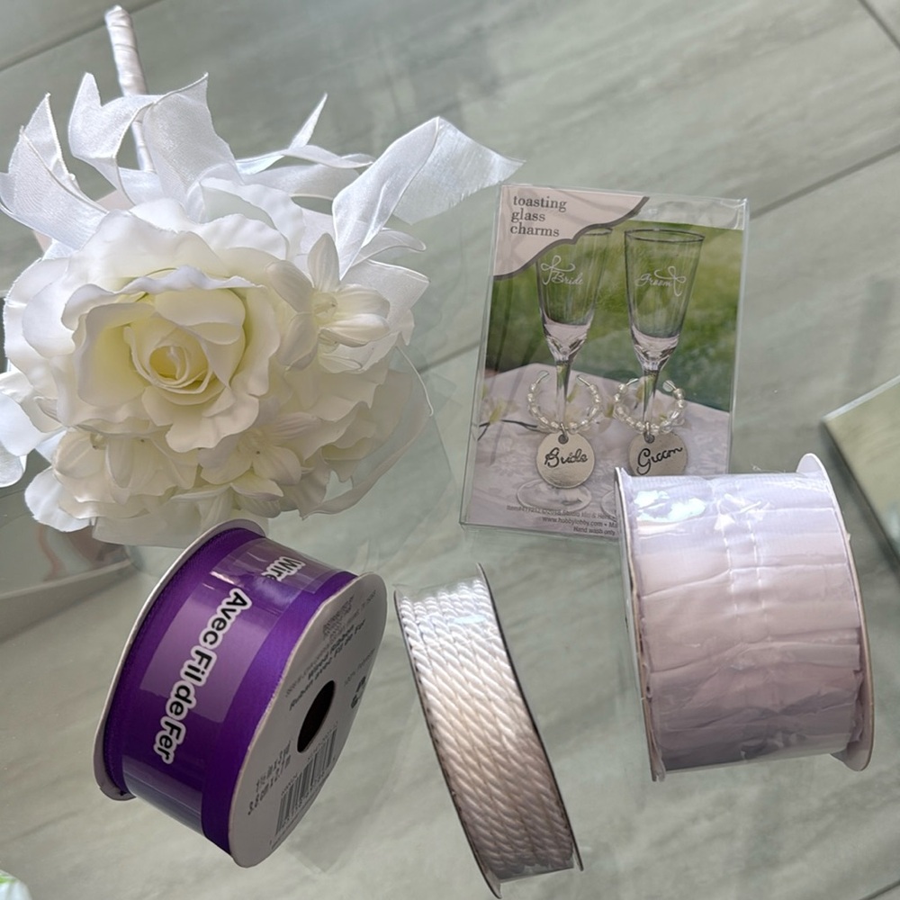 3 ribbons
(1) Flower girl wand
(1) toasting Glass charms( all brand new)